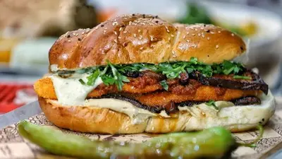 עאיישה - אוכל, שתיה, חברים - Ayesha - falafal bar