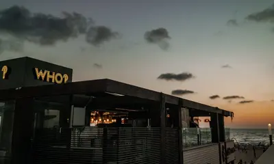 WHO - בר רופטופ כשר על הים בחוף ראשון לציון