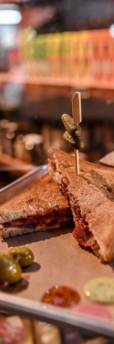 בנגי׳ז טוסט שופ׳ - Benji's toast shop