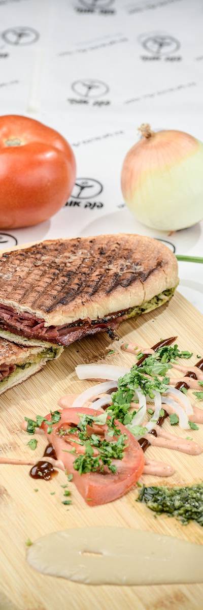 פנק אותי טוסט נקניק באילת